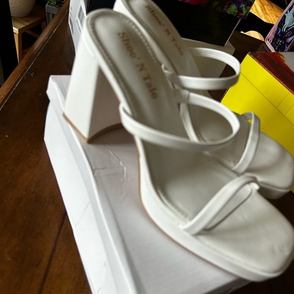 Sandals - Picture 1 of 3